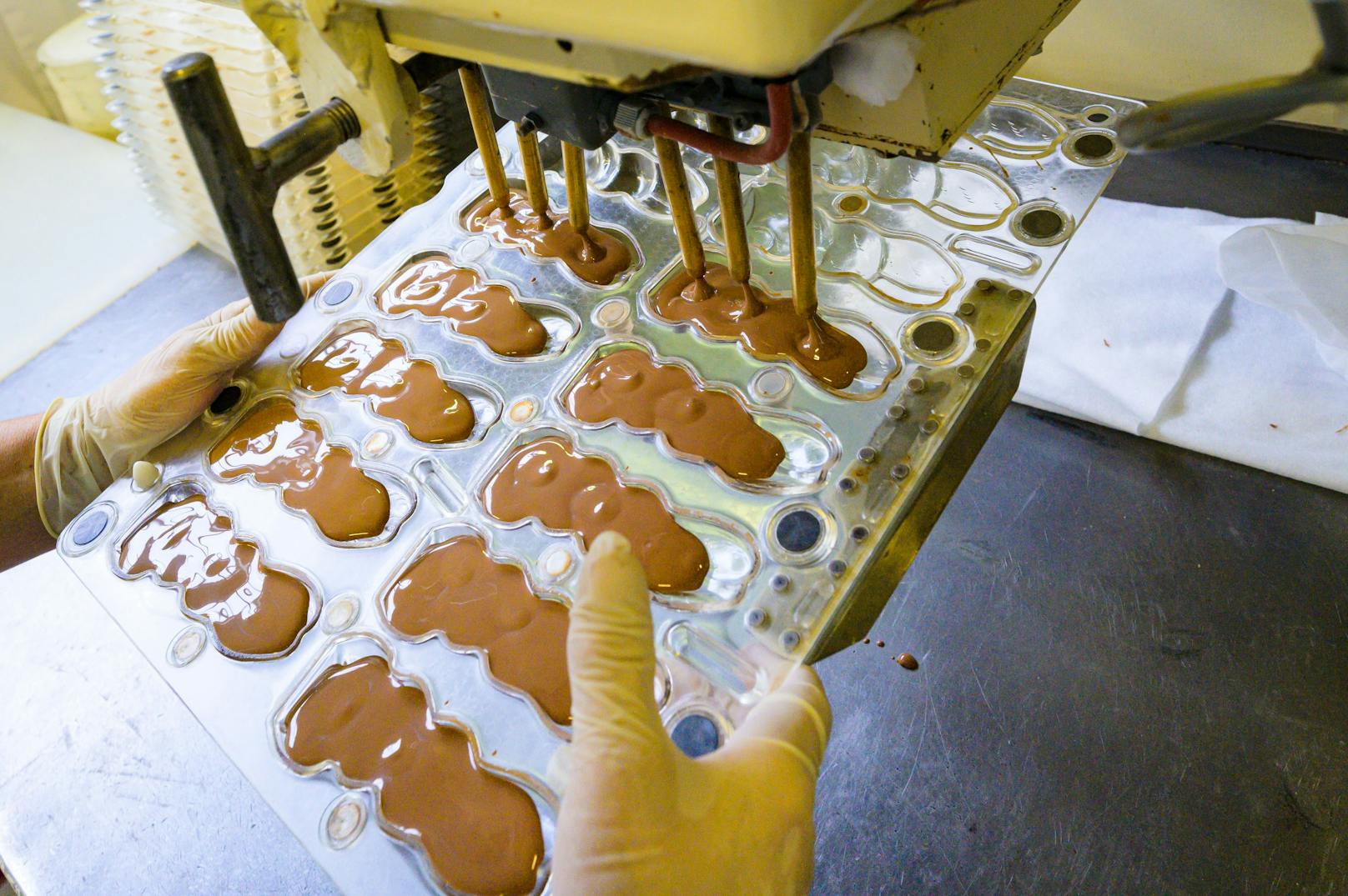 Die traditionellen Osterhasen-Hohlfiguren der Confiserie Heindl werden noch von Hand gegossen.