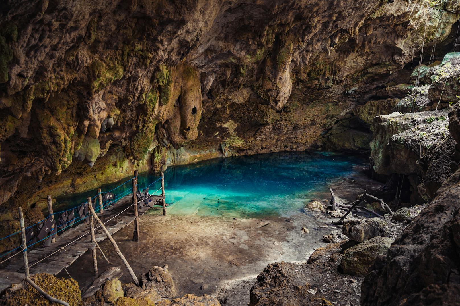 Erst kürzlich wurde hier auch eine der besagten Cenoten geöffnet. Dem Glauben der Maya nach gehören diese Karsthöhlen zur Unterwelt und gelten deshalb als heilig. Ein Grund, warum sie niemals das Wasser einer solchen Grotte betreten werden.&nbsp;