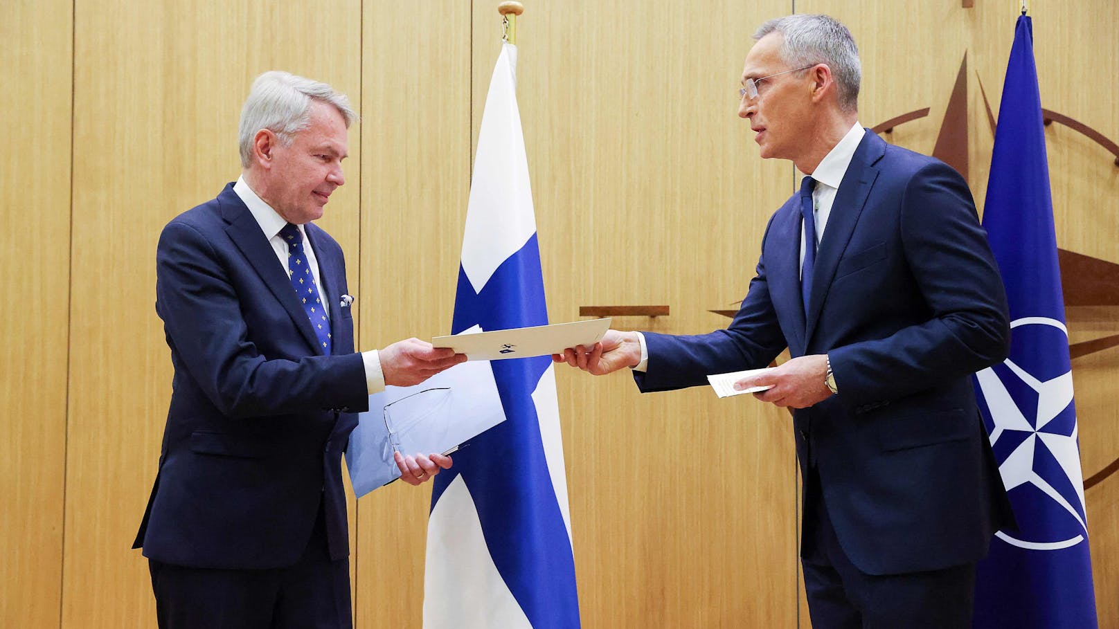 Der finnische Außenminister <strong>Pekka Haavisto</strong>&nbsp;überreicht Nato-Generalsekretär Jens Stoltenberg (rechts) die Beitrittsurkunde seines Landes.