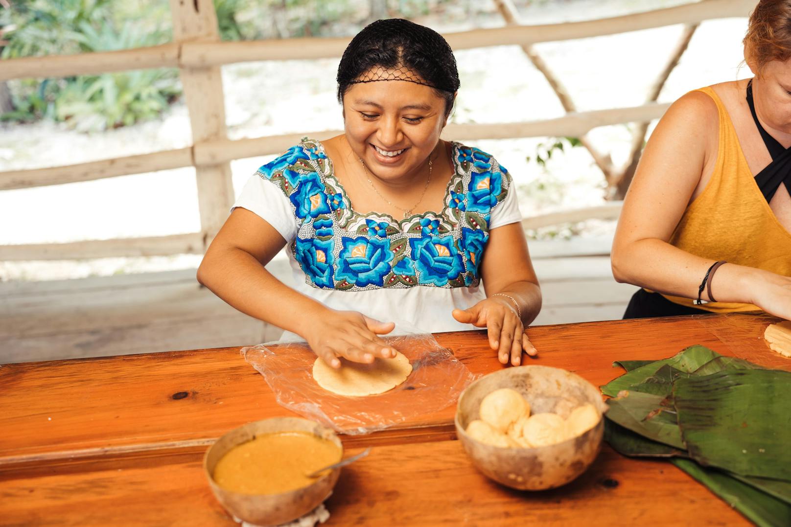 Hier werden mit den Maya-Frauen traditionelle Tamales gekocht.