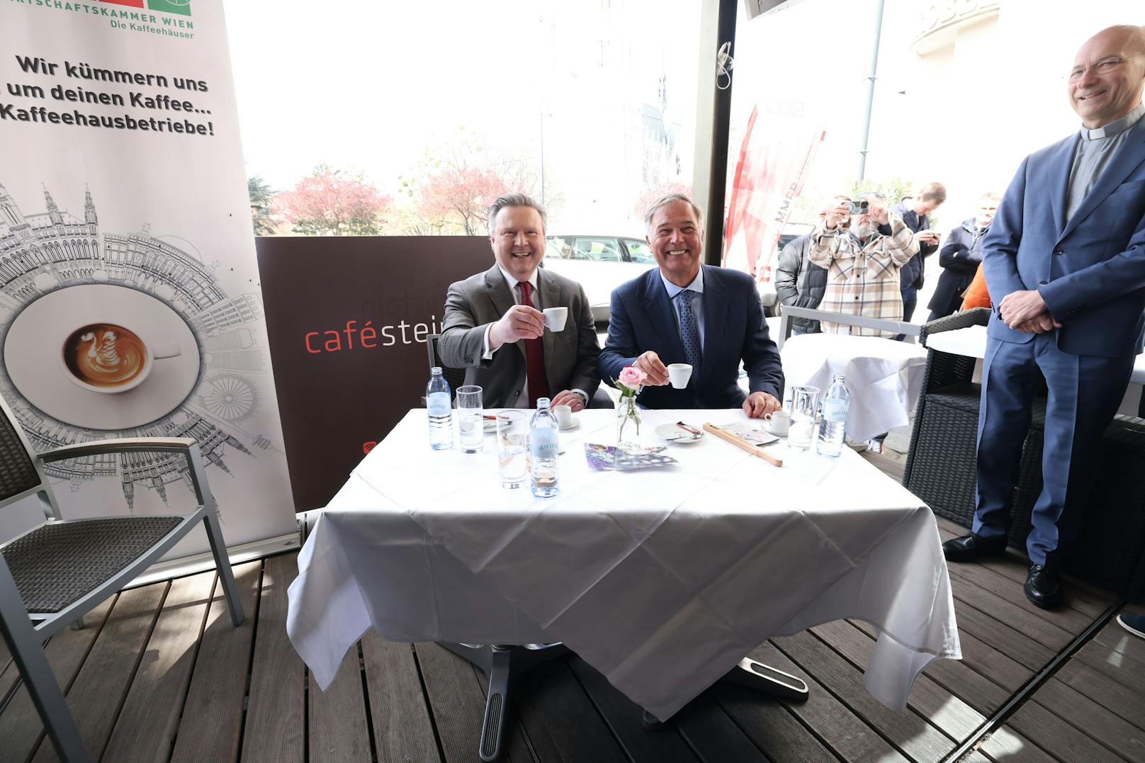 Ludwig und Ruck genossen den ersten Kaffee des Jahres im Schanigarten...