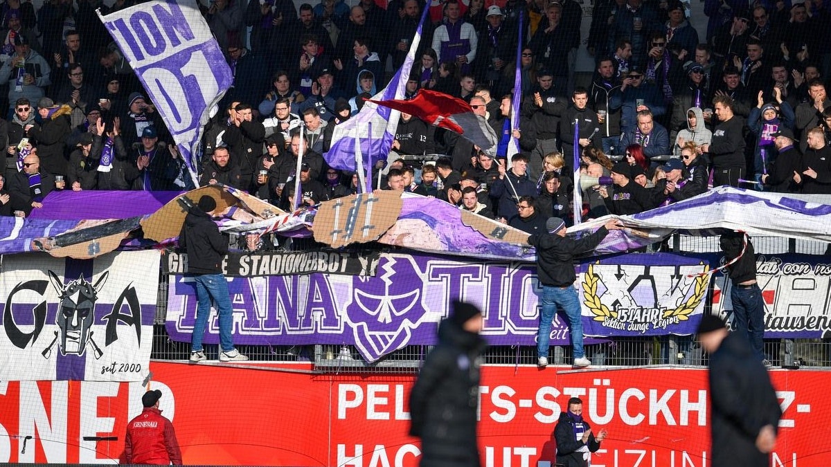 Die Fanatics, hier hinter dem großen Banner zu sehen, lösen sich auf.