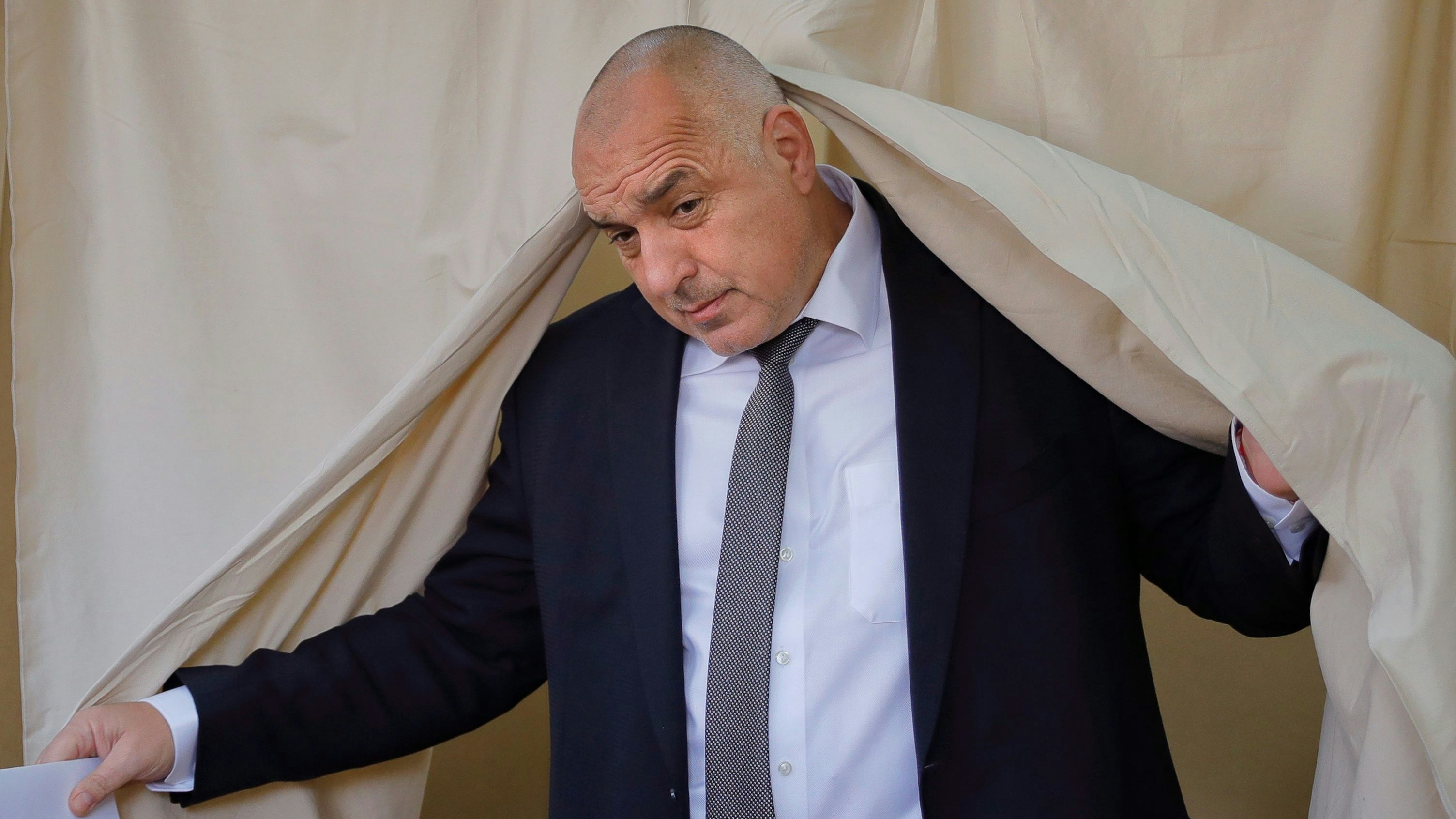 Download von www.picturedesk.com am 04.04.2023 (11:10).  Bulgarian former Prime Minister Boiko Borisov, leader of the center-right GERB party, exits a voting cabin in Sofia, Bulgaria, Sunday, March 26, 2017. Bulgarians are heading to the polls for the third time in four years in a snap vote that could tilt the European Union's poorest member country closer to Russia as surveys put the GERB party neck-and-neck with the Socialist Party. (AP Photo/Vadim Ghirda) - 20170326_PD1268 - Rechteinfo: Rights Managed (RM)