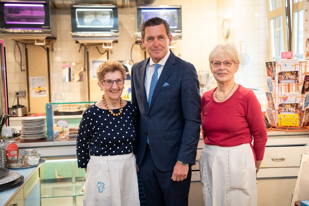 Backoma Marianne, Wirtschaftsstadtrat Peter Hanke (SPÖ) und Oma Helene in der Vollpension