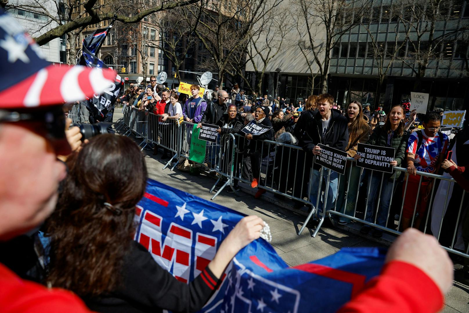 Proteste von Donald-Trump-Fans und -Gegnern vor dem New Yorker Gerichtsgebäude, wo dem früheren US-Präsidenten am 4. April 2023 die Anklageschrift im Fall um mutmaßliche Schweigegeldzahlungen und eine Affäre mit dem Pornostar Stormy Daniels verlesen wird.