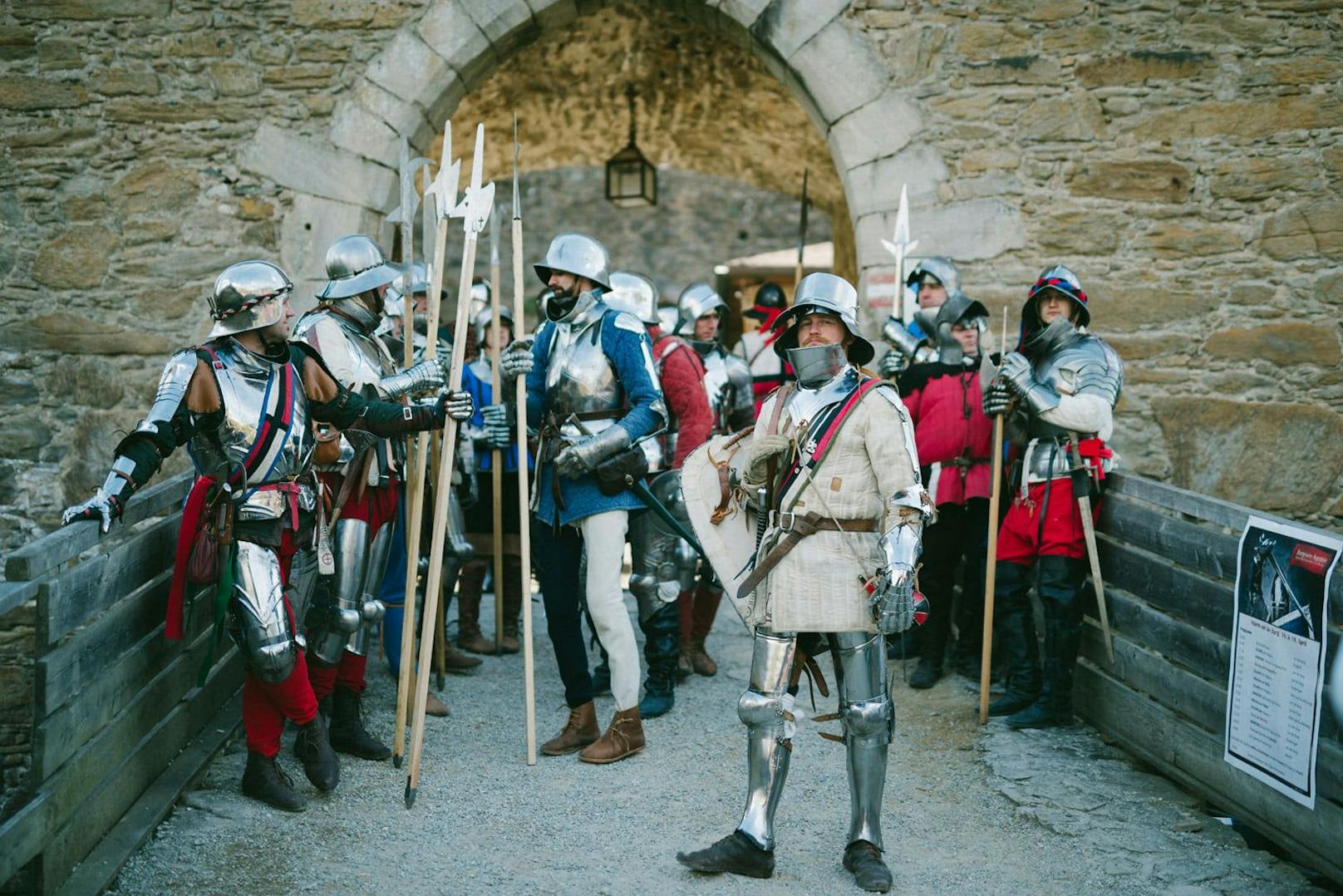 Zahlreiche Ritter begrüßen die Gäste auf der Burg.