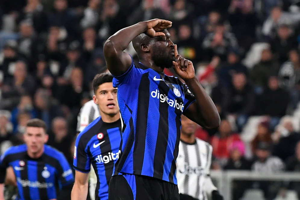 Romelu Lukaku zeigt den Fans, was er von den Beleidigungen hält.