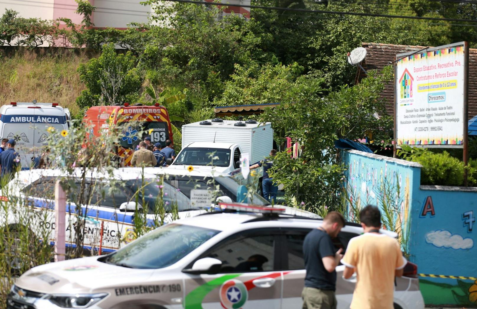 Einsatzkräfte am Tatort in Blumenau. (5. April 2023)