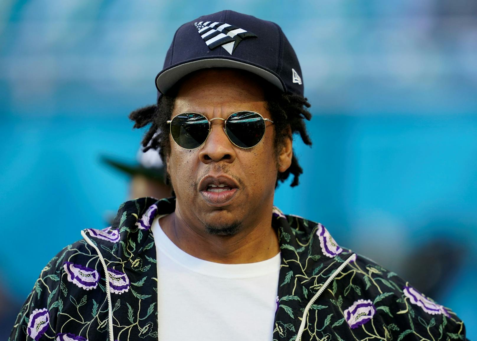 Eine Musikgruppe veröffentlicht einen Rap-Song mit dem Musiker Jay-Z.  Der Track wurde aber von KI generiert und ist kaum vom echten unterscheidbar.