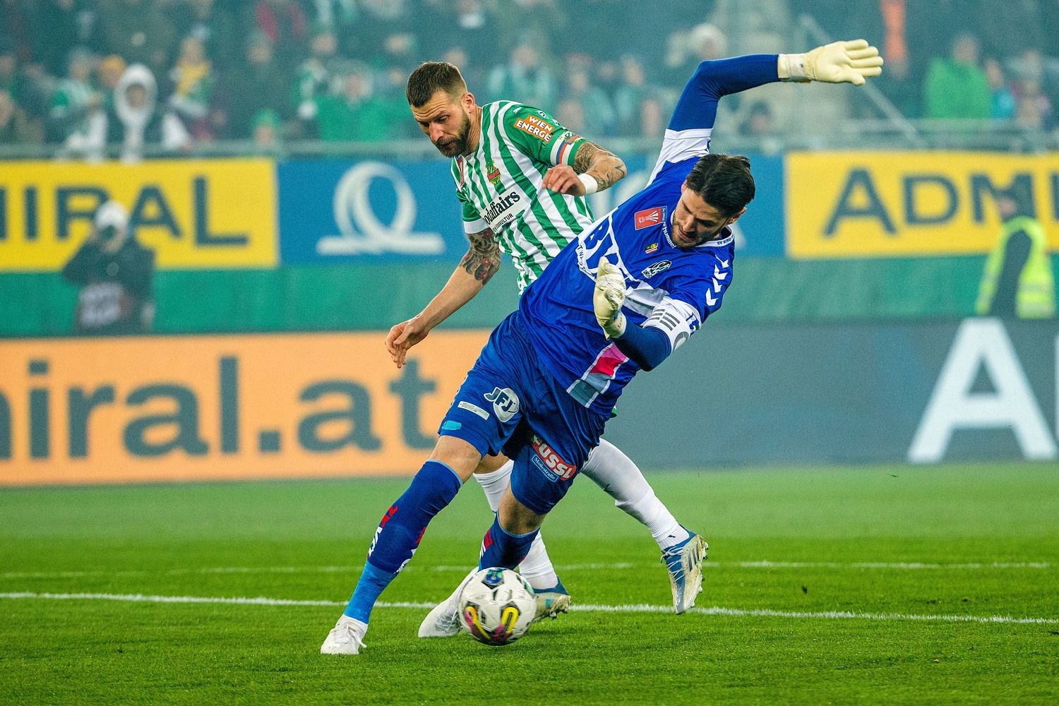 Guido Burgstaller im Zweikampf mit Ried-Goalie Samuel Sahin-Radlinger.