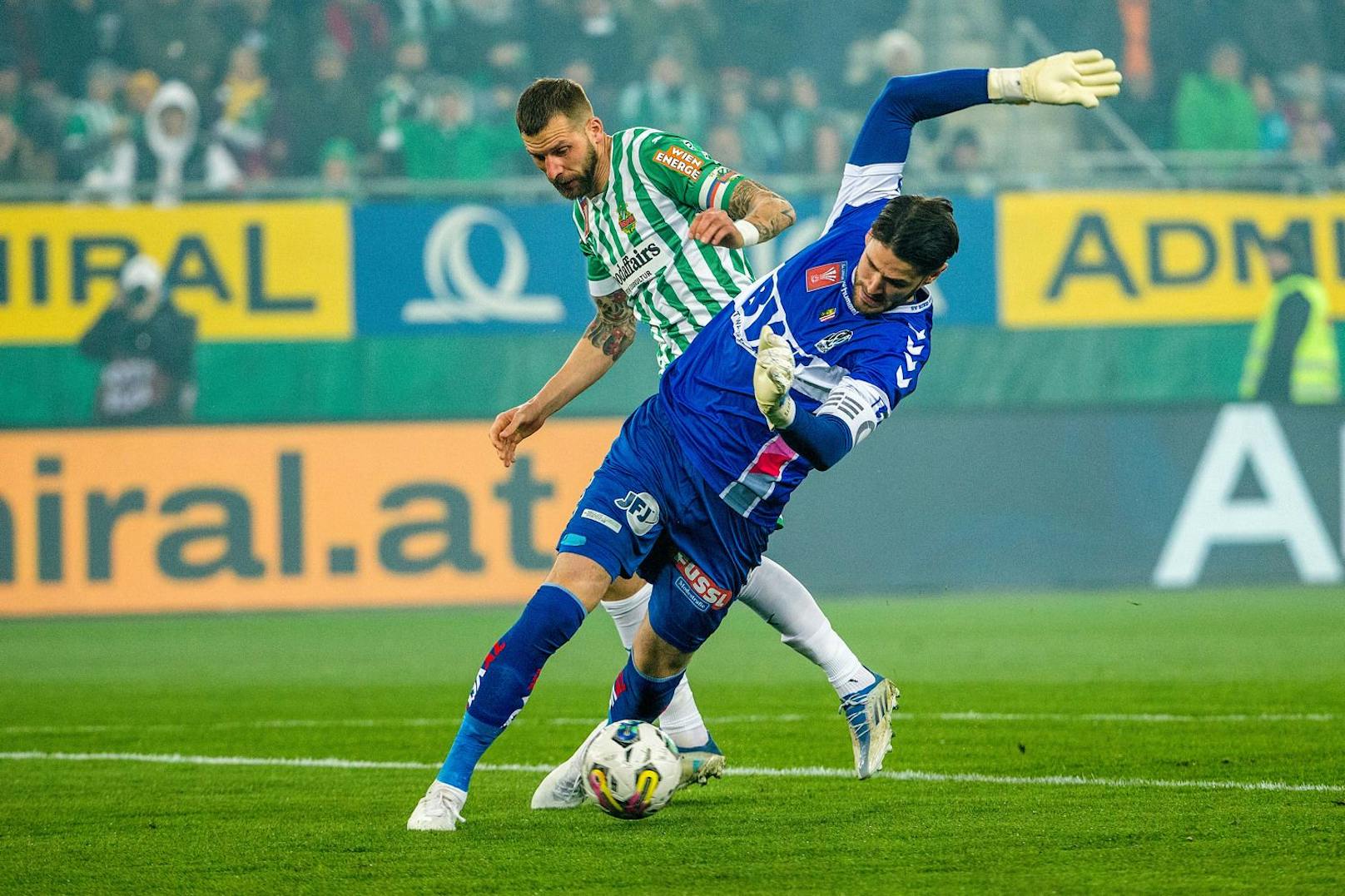 Guido Burgstaller im Zweikampf mit Ried-Goalie Samuel Sahin-Radlinger.