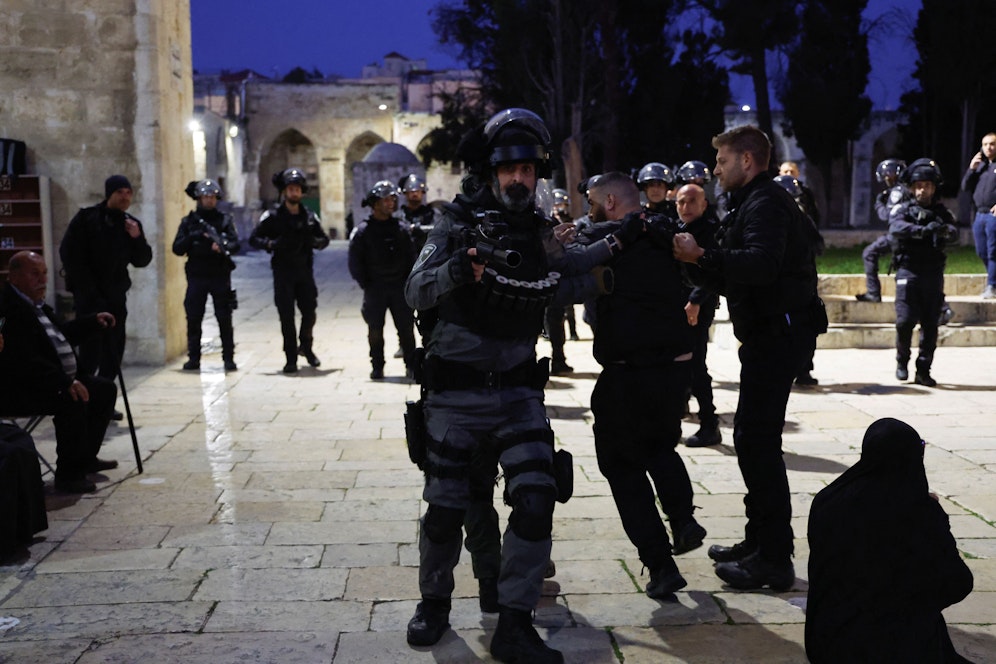 Laut Medien hätten sich Dutzende Palästinenser in der Al-Aqsa-Moschee verbarrikadiert: israelische Sicherheitskräfte. (5. April 2023)