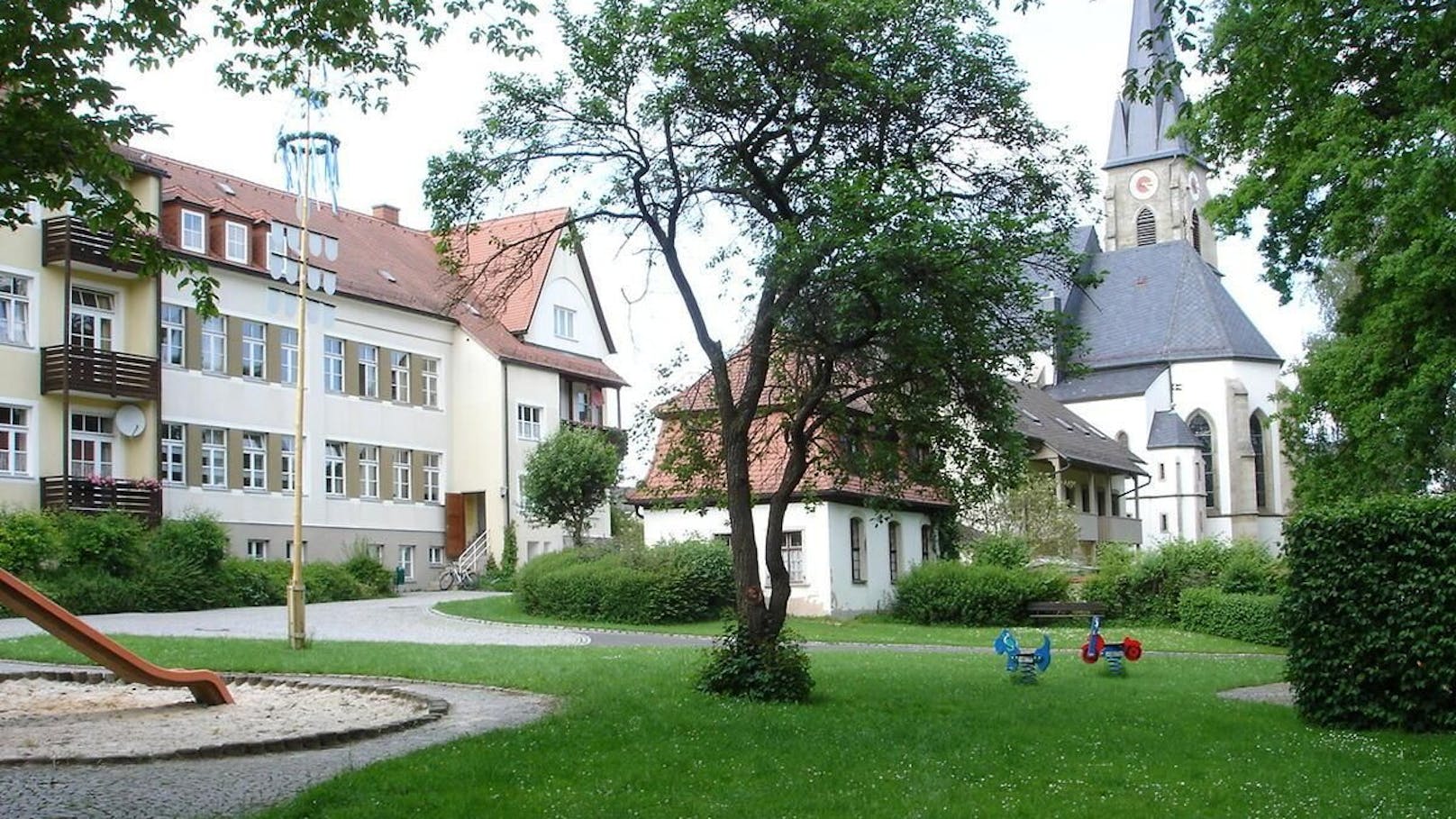 In einem Kinderheim in Bayern ist die Leiche eines zehnjährigen Mädchens gefunden worden.