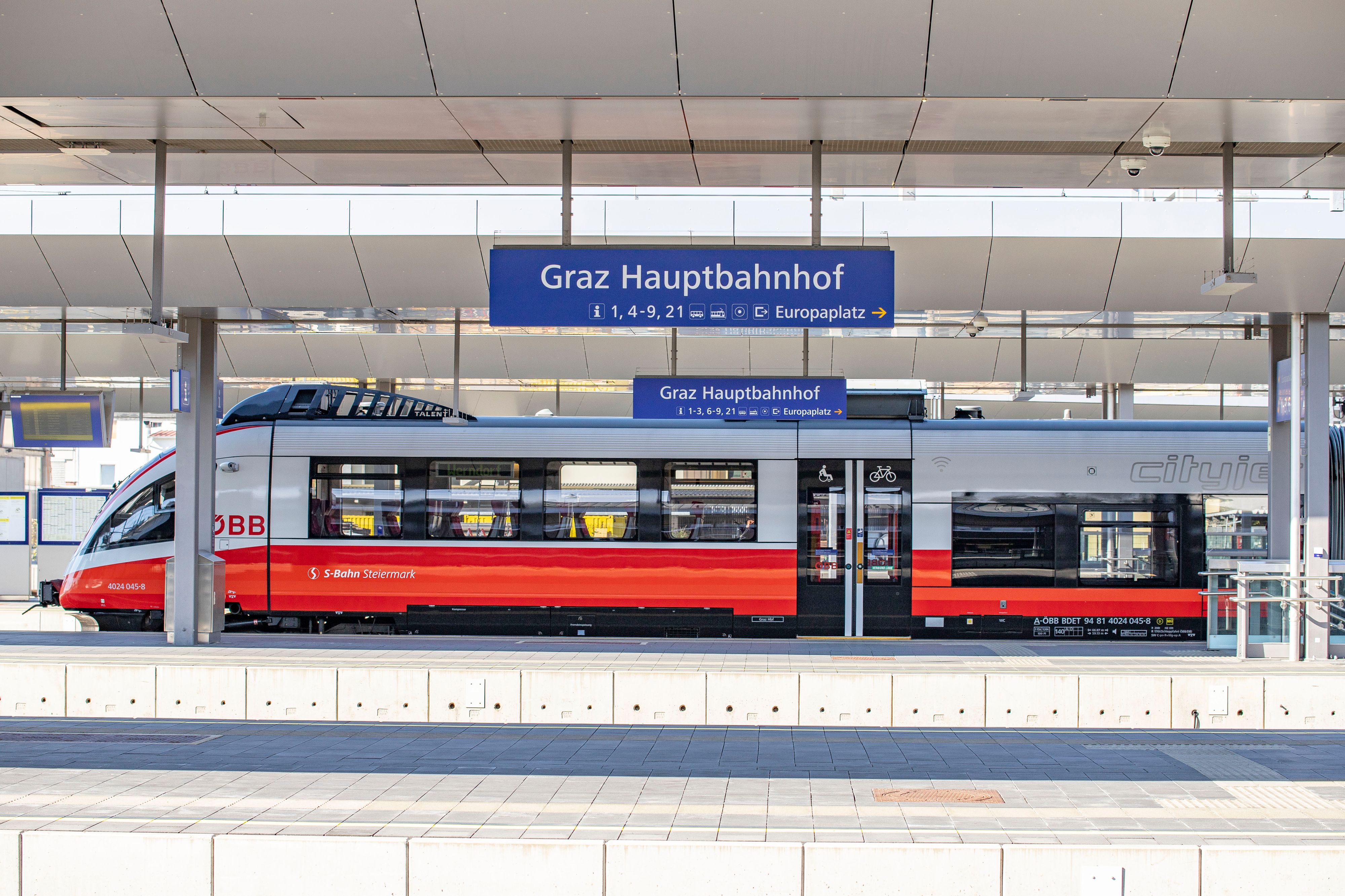 Der Grazer Hauptbahnhof wird täglich von vielen Reisenden frequentiert.