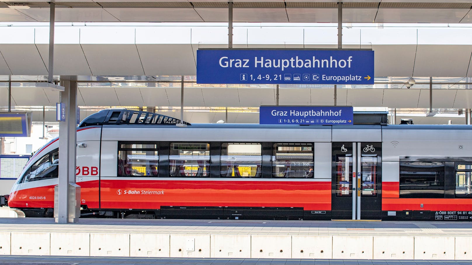 Der Grazer Hauptbahnhof wird täglich von vielen Reisenden frequentiert.