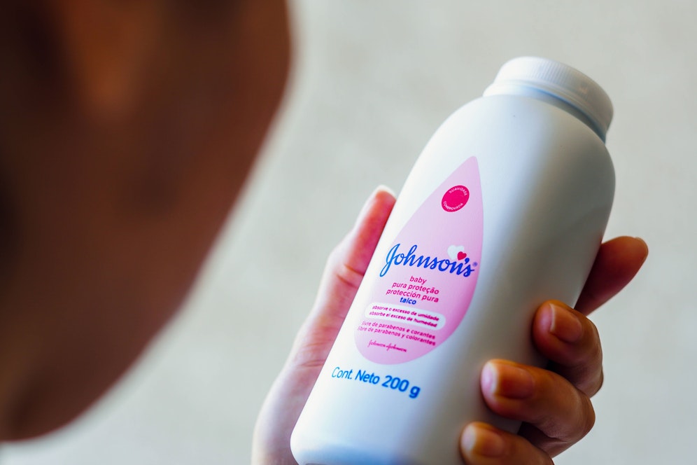 Johnson & Johnson gibt sich nach dem Babypuder-Prozess geschlagen und zahlt eine Milliardensumme an die Kläger aus.