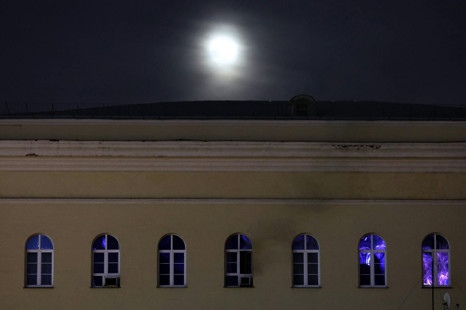 Aus einem Fenster drang dichter schwarzer Rauch.