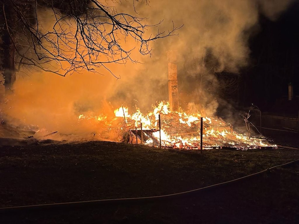 Nach einem verheerenden Brand in Deutschfeistritz wurden in den Trümmern zwei Leichen entdeckt (5. April 2023).