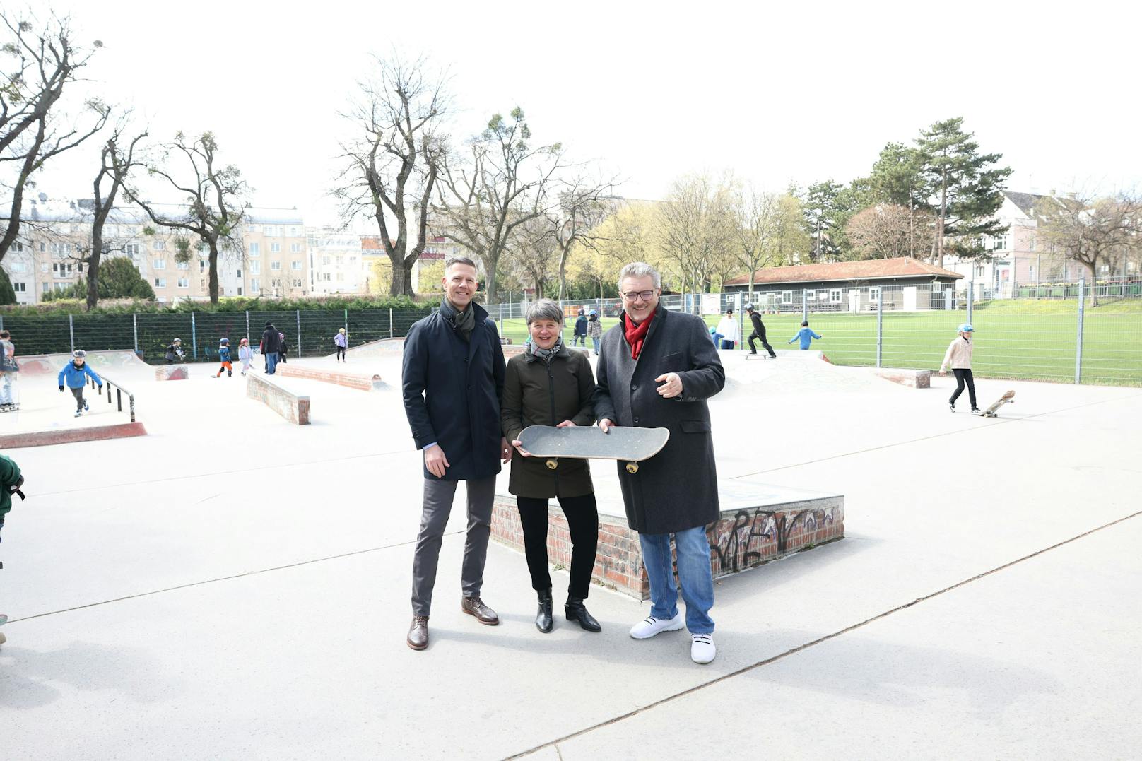 Unter dem Motto "alles zukunftsfit" taten Sportstadtrat Peter Hacker (SPÖ), Bezirksvorsteherin Silvia Nossek und der Leiter der MA 51(Sport) Anatol Richter am Mittwoch den ersten Spatenstich zur Modernisierung der Anlage.