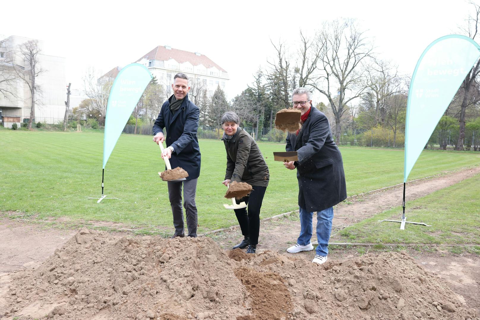 Nun bekommt die große Anlage eine neue Laufbahn, einer Weitsprunganlage und einem Bewässerungssystem.