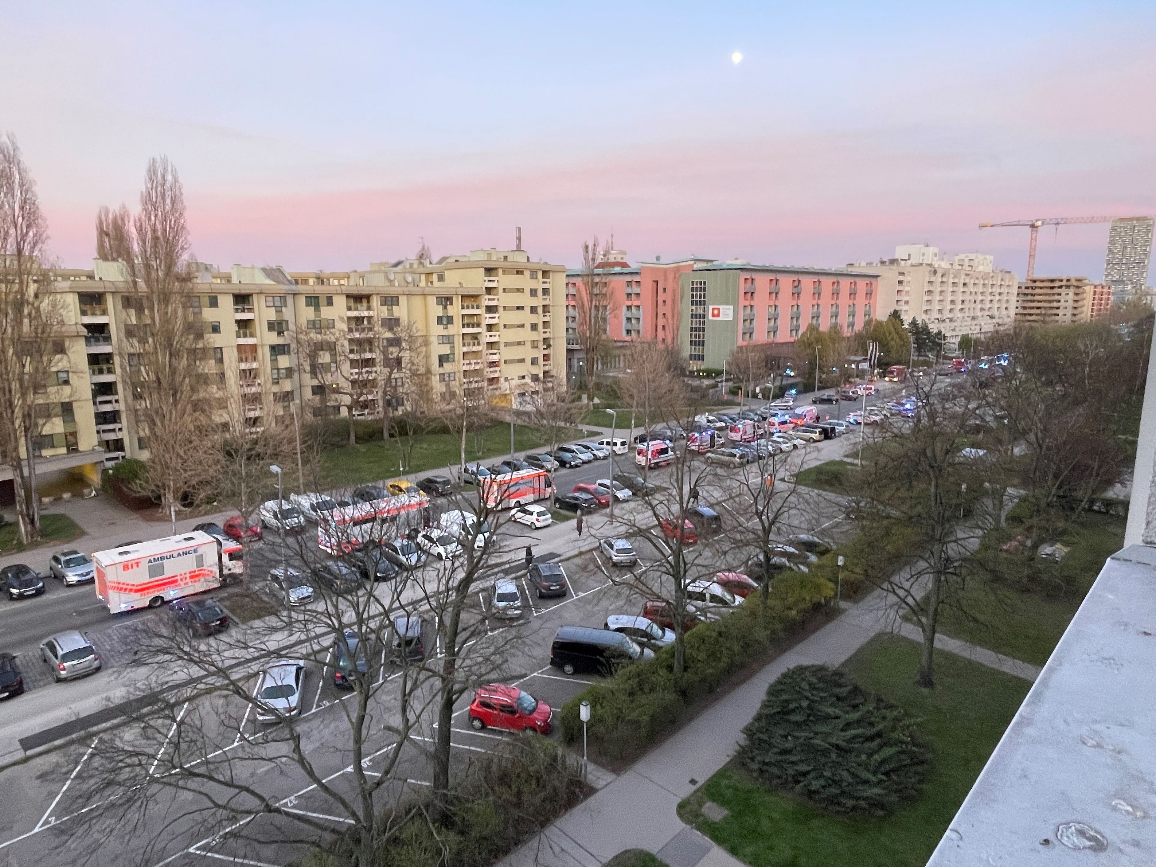 Aufgrund der großen Größe des Objekts waren 16 Einsatzteams der Wiener Berufsfeuerwehr vor Ort. 