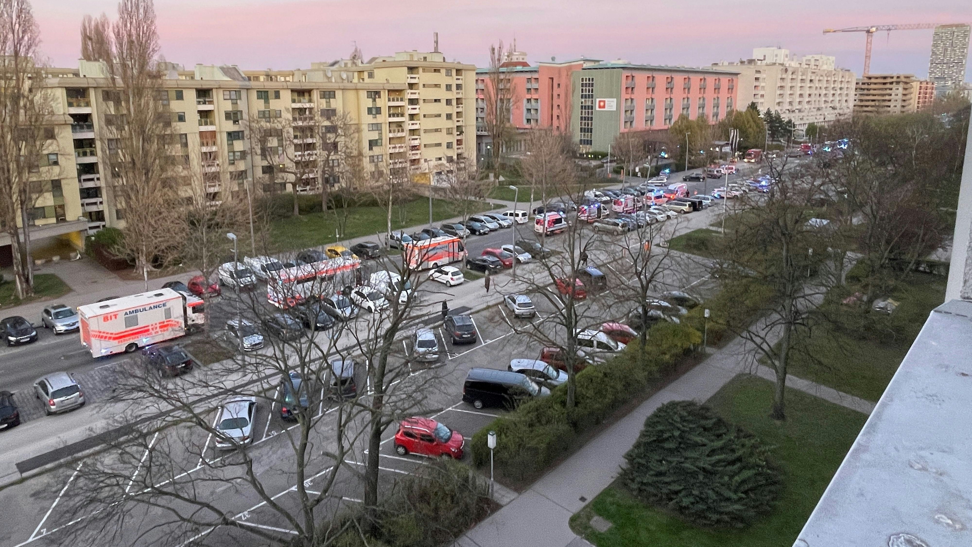 Aufgrund der großen Größe des Objekts waren 16 Einsatzteams der Wiener Berufsfeuerwehr vor Ort. 
