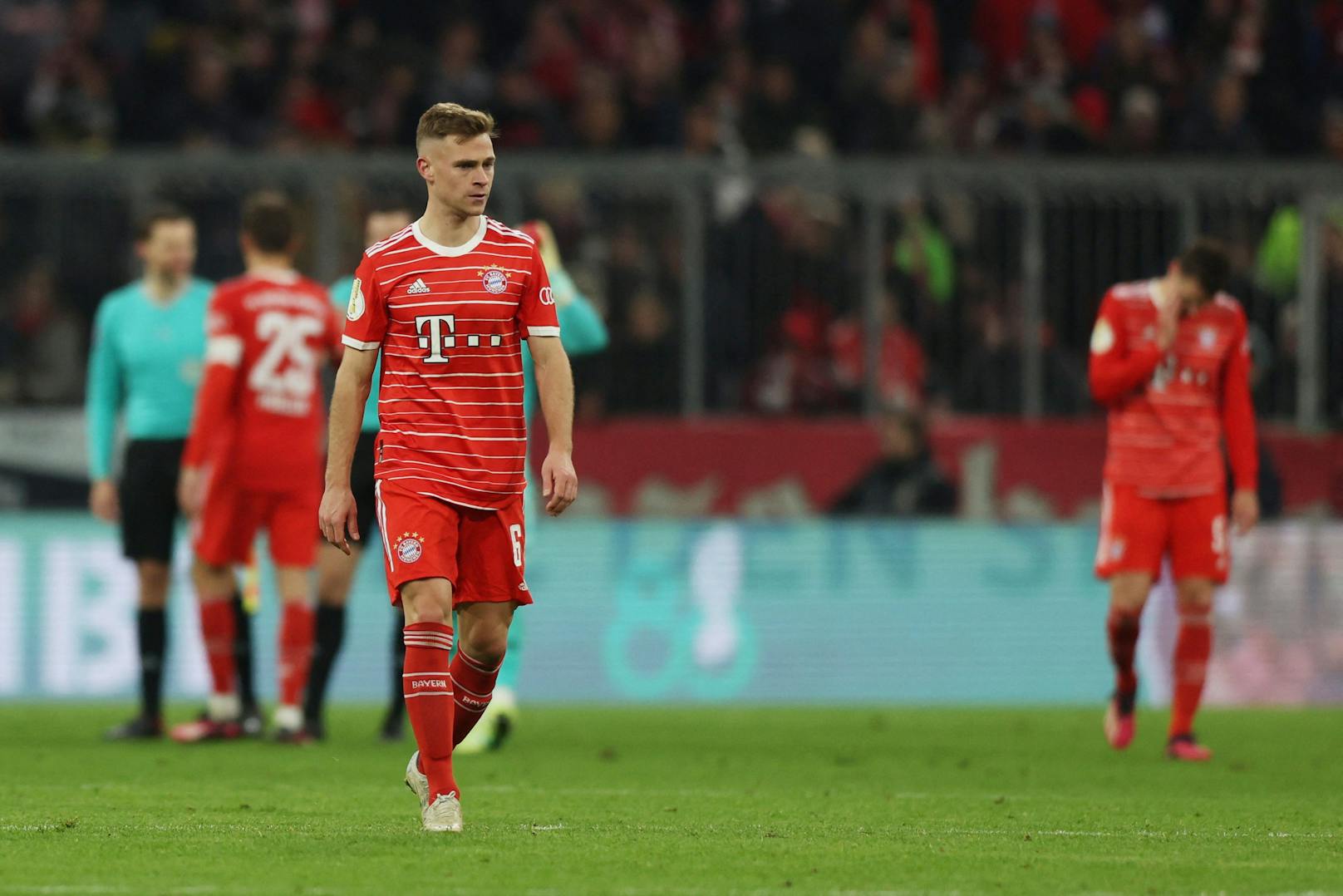 Bayern-Mittelfeldspieler Joshua Kimmich teilt gegen seine Mitspieler aus. 