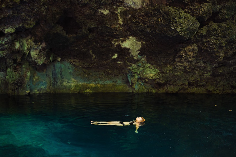 Schwimmen in einer Canote gehört heute für viele Cancún-Reisende einfach dazu. Doch diese Karsthöhlen haben für die Maya ein viel tiefere Bedeutung und versteckt sind auch Cenoten erschlossen, die nicht von Touristen überrannt werden.