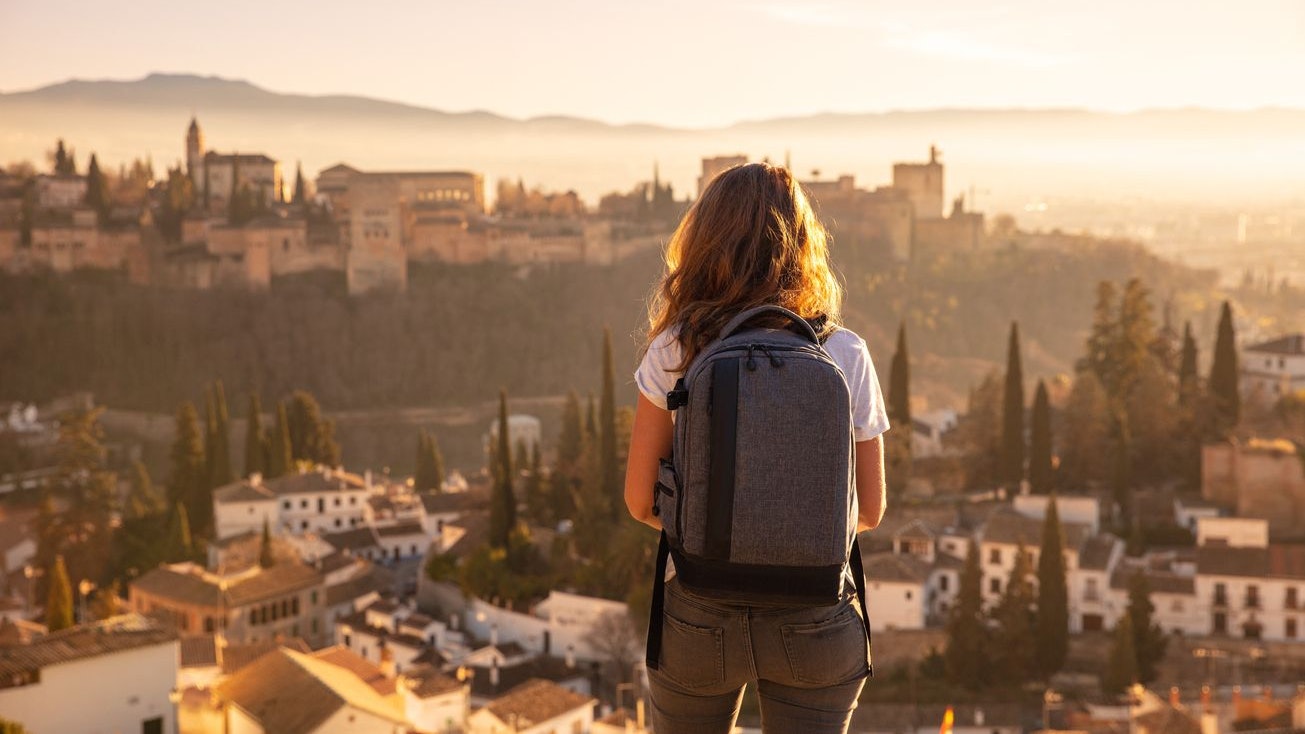 woman traveler in europa- Alhambra in Spain