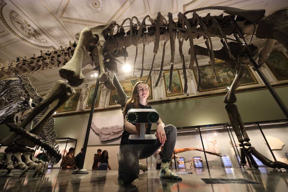 Viola Winkler und ihr Team fertigten im Naturhistorischen Museum Wien ein 3D-Modell des 27 Meter langen Dinos an.