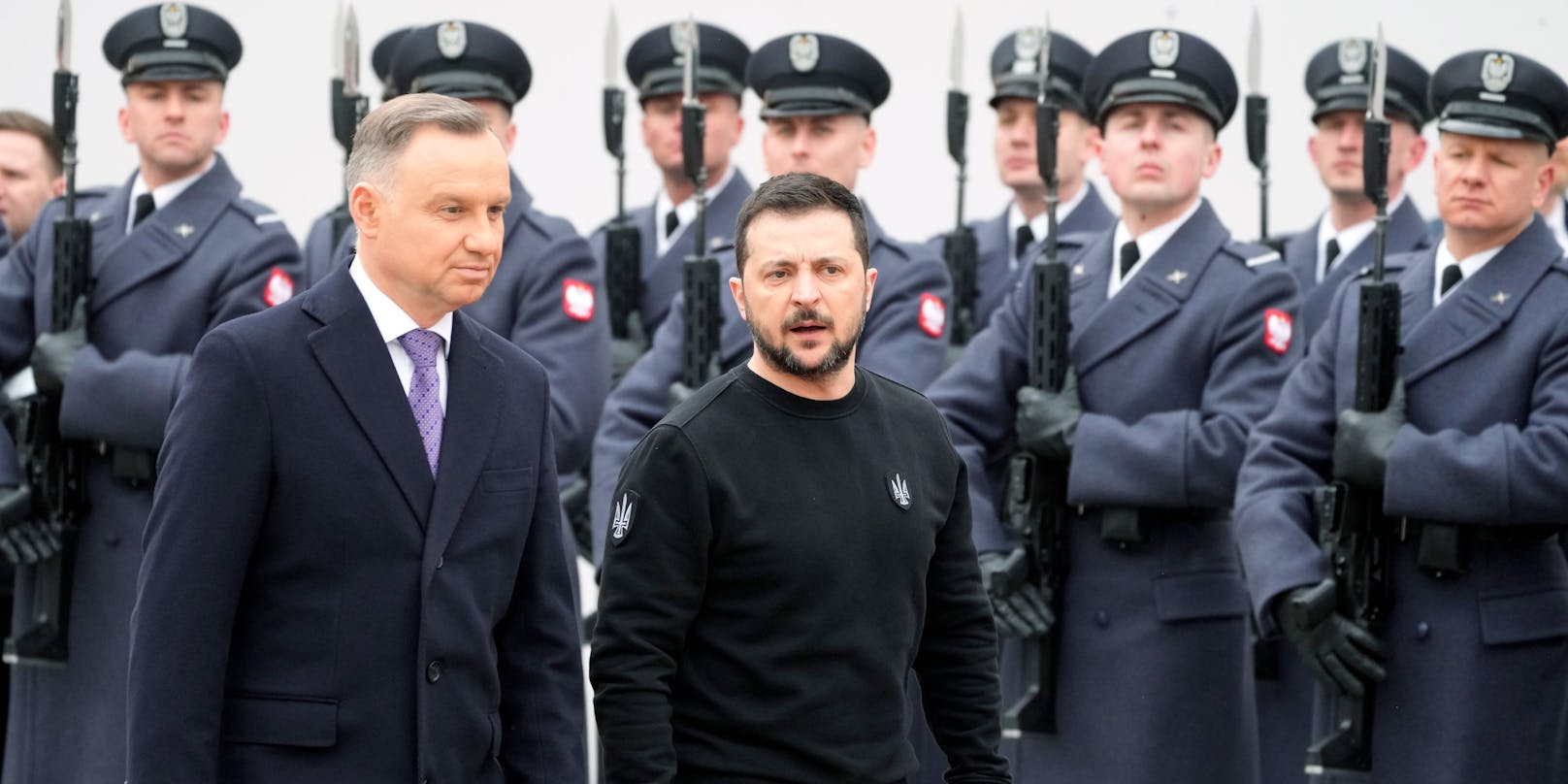 Der polnische Präsident Andrzej Duda begrüßt Selenskyj beim Präsidentenpalast in Warschau.