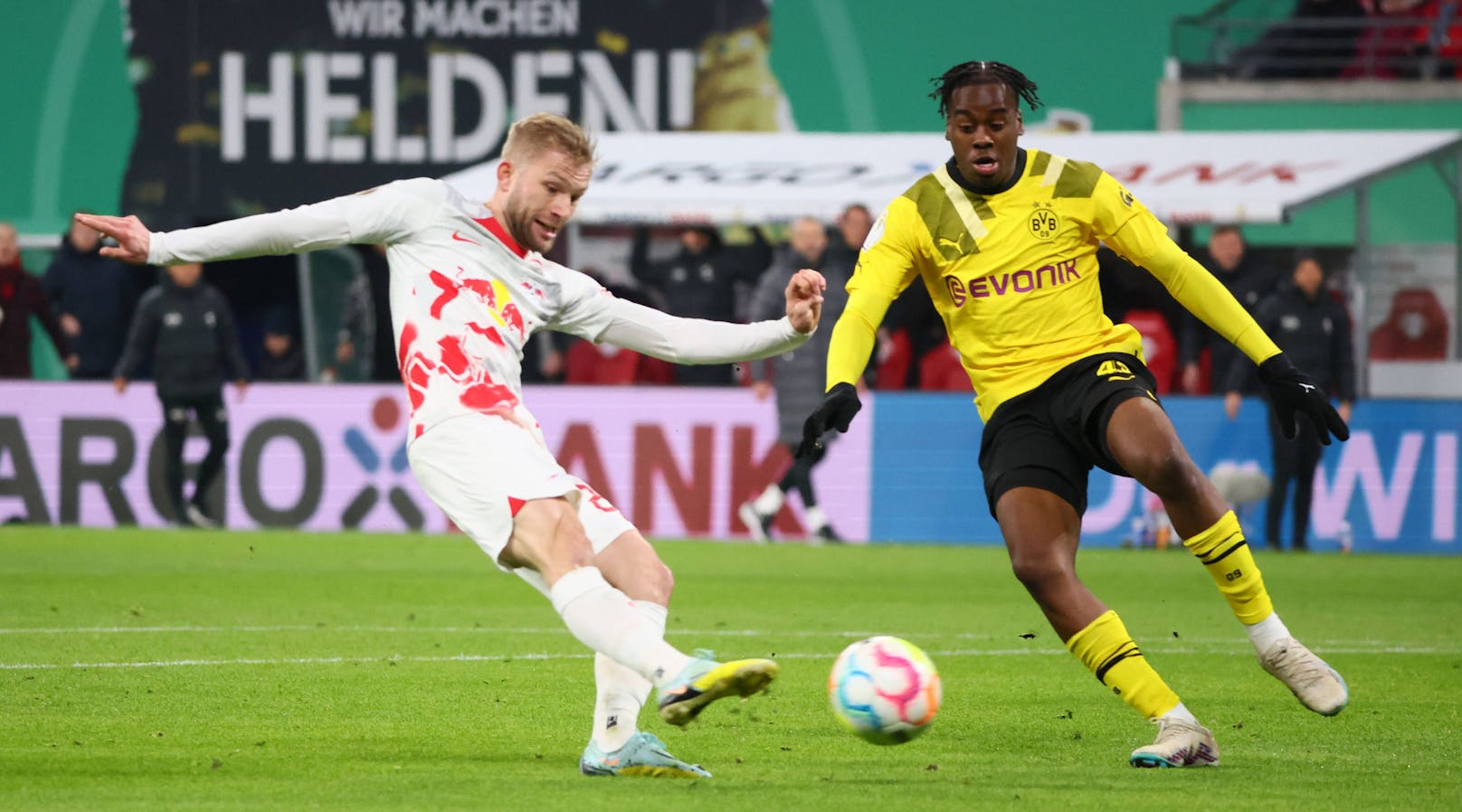Konrad Laimer wirft Dortmund raus.