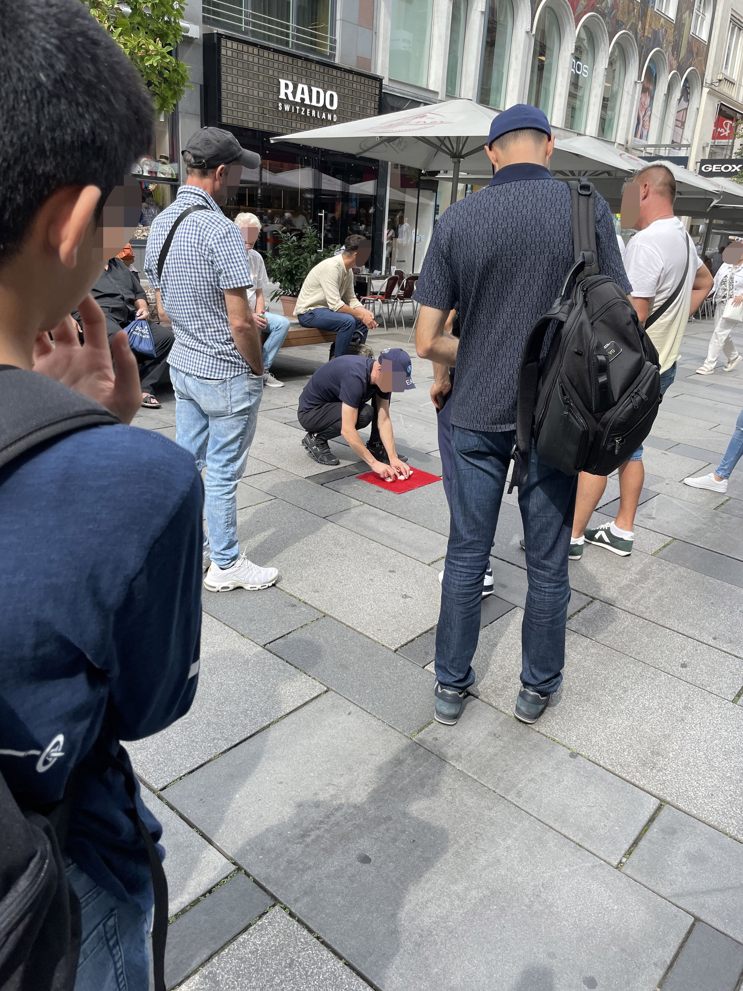 Hütchenspieler auf der Kärntner Straße in Wien. 