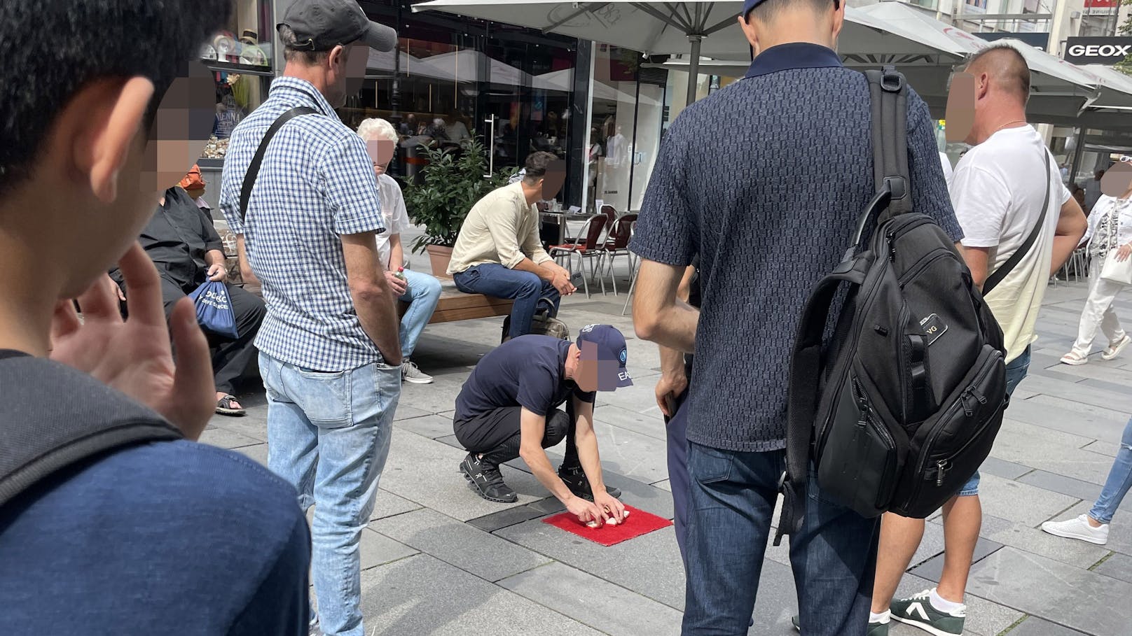 Hütchenspieler auf der Kärntner Straße in Wien. 