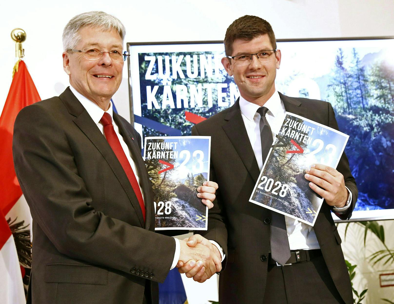 Landeshauptmann Peter Kaiser mit ÖVP-Landeschef Martin Gruber bei der Unterzeichnung des Koalitionsvertrags am 5. April. 