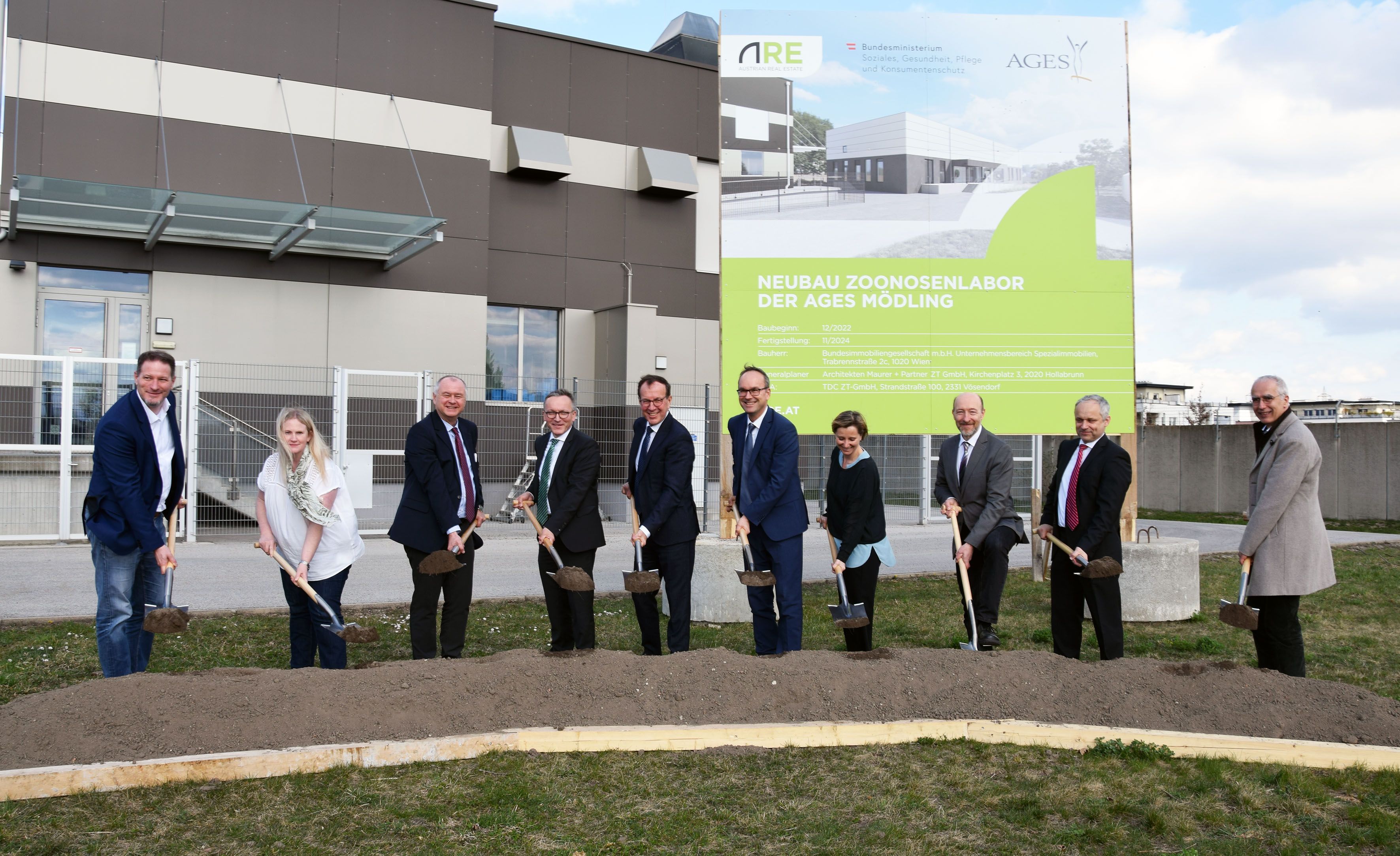 Spatenstich:v.l.n.r.: Florian Fellinger, Gruppenleiter Verbrauchergesundheit und Veterinärwesen, BMSGPK; Wendy Shell, Bio Risk-Officer, AGES; Hans Stefan Hintner, Bürgermeister Stadtgemeinde Mödling; Anton Reinl, Geschäftsführer AGES; Wolfgang Gleissner, Geschäftsführer Austrian Real Estate (ARE); Thomas Kickinger, Geschäftsführer AGES; Sigrid Kiermayr, Abteilungsleiterin für übertragbare Erkrankungen und Seuchenbekämpfung, BMSGPK; Peter Kranner, Stabstellenleiter und AGES Eigentümervertreter, BMSGPK; Friedrich Schmoll, Leiter Geschäftsfeld Tiergesundheit, AGES; Hermann Schildorfer, Biosicherheit und Referenzlabor Koordination, AGES