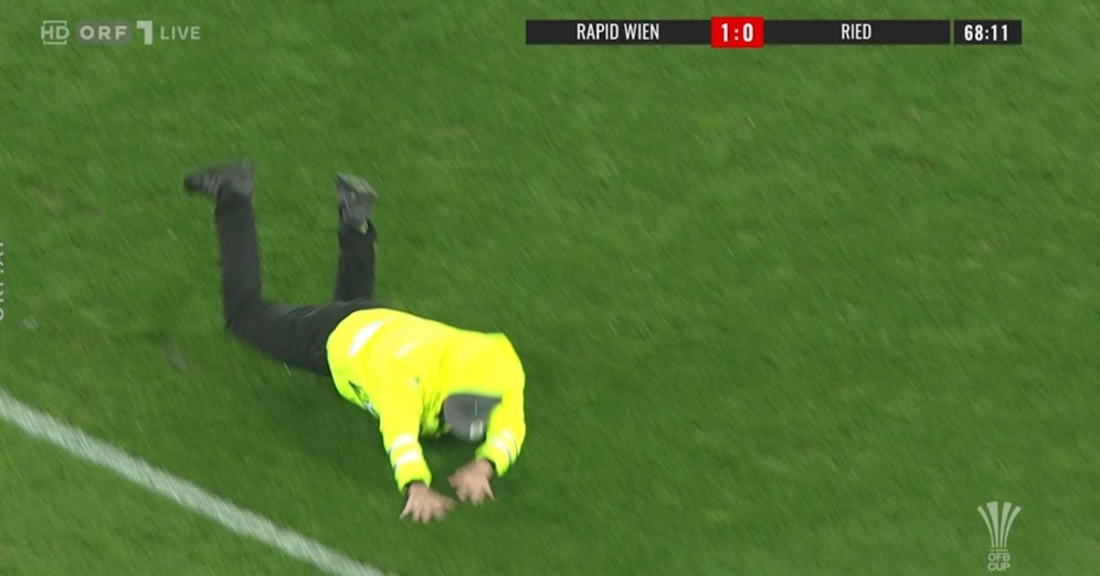 Ein Flitzer im Security-Outfit legt im Cup-Halbfinale zwischen Rapid und Ried eine Bruchlandung hin.