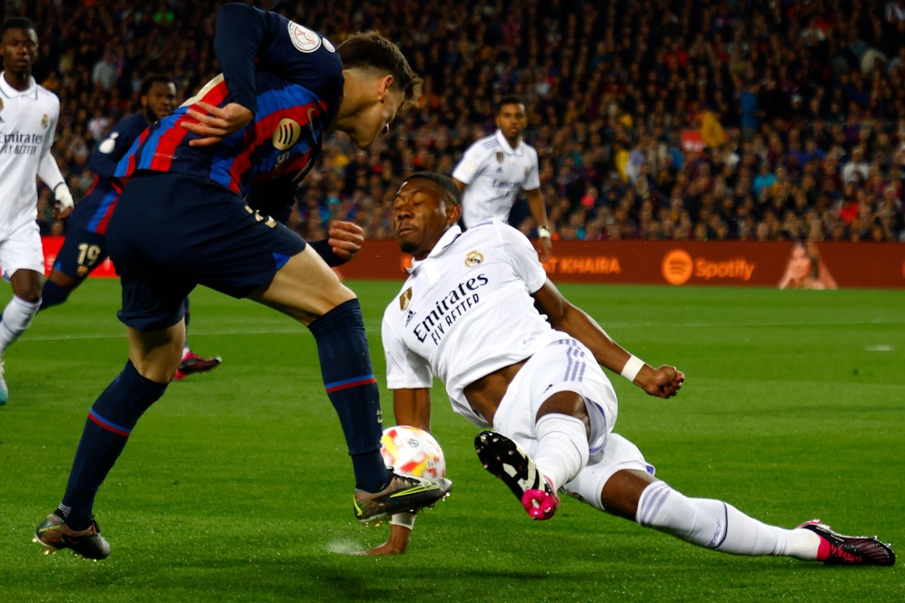 David Alaba räumt Barcas Gavi ab.