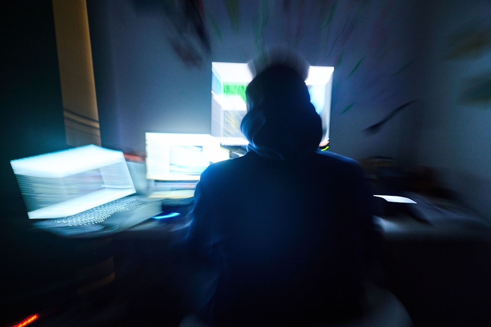 Die Frau sollte hunderte Euro auf ein Konto überweisen. (Symbolbild)