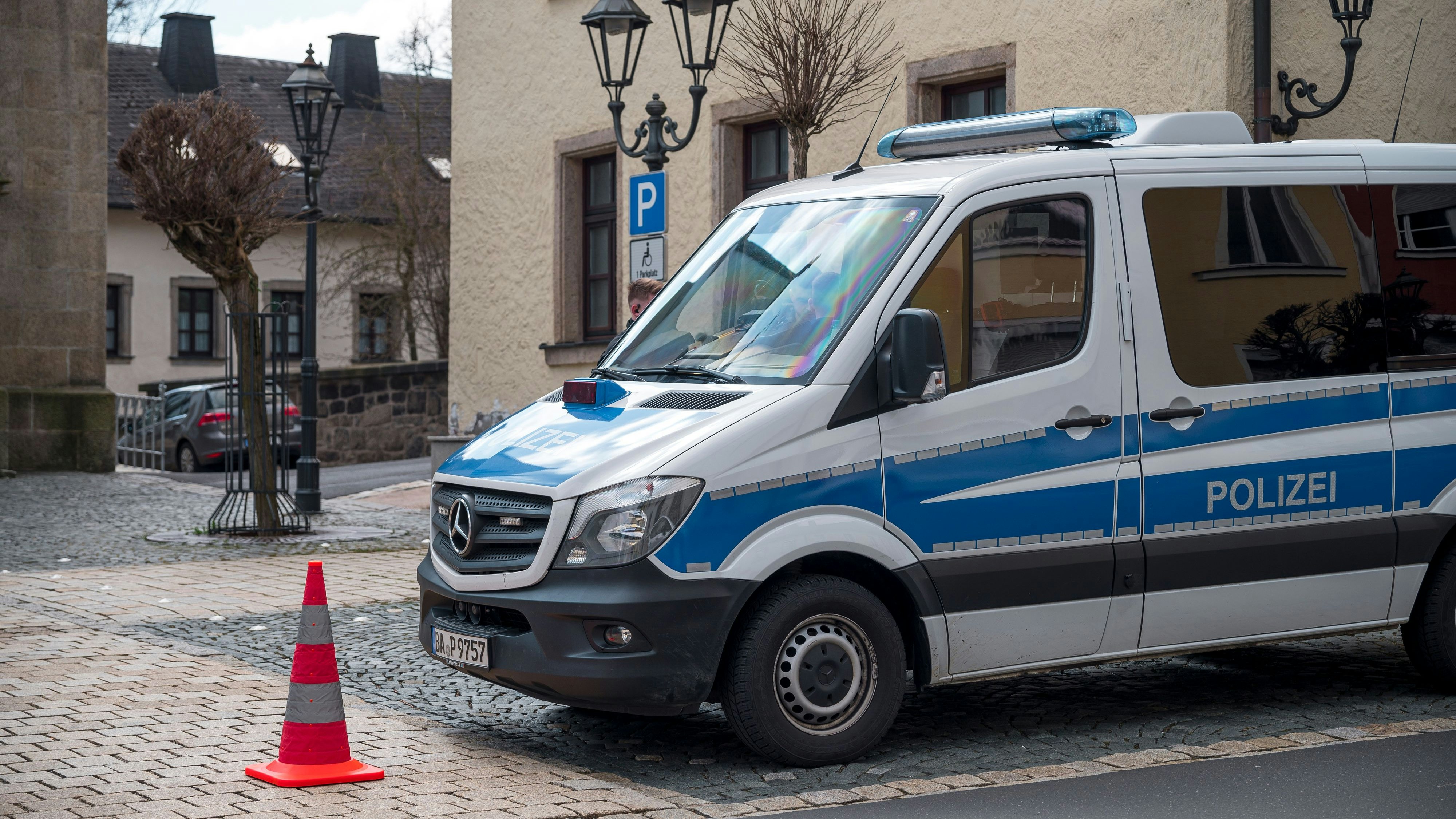 Download von www.picturedesk.com am 05.04.2023 (15:57).  05 April 2023, Bavaria, Wunsiedel: A police patrol car blocks off the road to a child and youth care center. A ten-year-old girl had been found dead in a room at the facility the previous day. Two boys aged 11 and a 16-year-old are the focus of investigators. Photo: Daniel Vogl/dpa - 20230405_PD4882 - Rechteinfo: Rights Managed (RM)