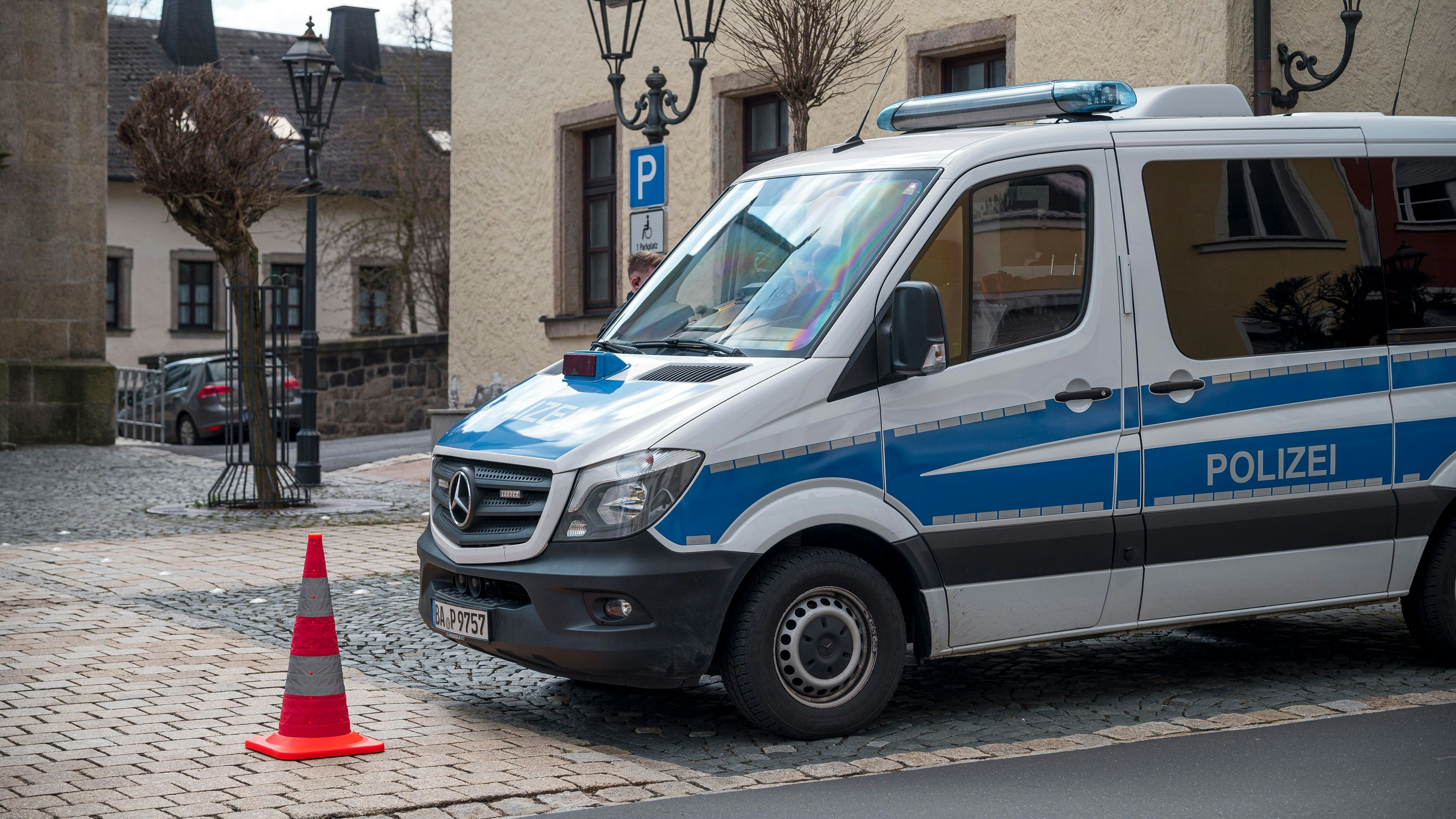 Download von www.picturedesk.com am 05.04.2023 (15:57).  05 April 2023, Bavaria, Wunsiedel: A police patrol car blocks off the road to a child and youth care center. A ten-year-old girl had been found dead in a room at the facility the previous day. Two boys aged 11 and a 16-year-old are the focus of investigators. Photo: Daniel Vogl/dpa - 20230405_PD4882 - Rechteinfo: Rights Managed (RM)