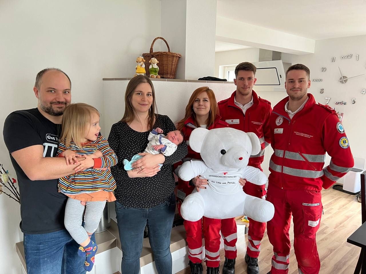 Heute.at - Baby Jana hatte es eilig! Sanitäter als Geburtshelfer