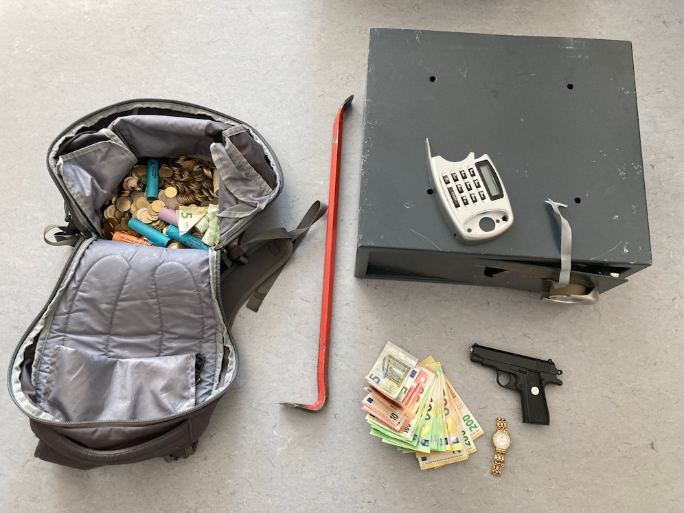 Die Polizei sicherte die Tatwaffe und das Diebesgut.