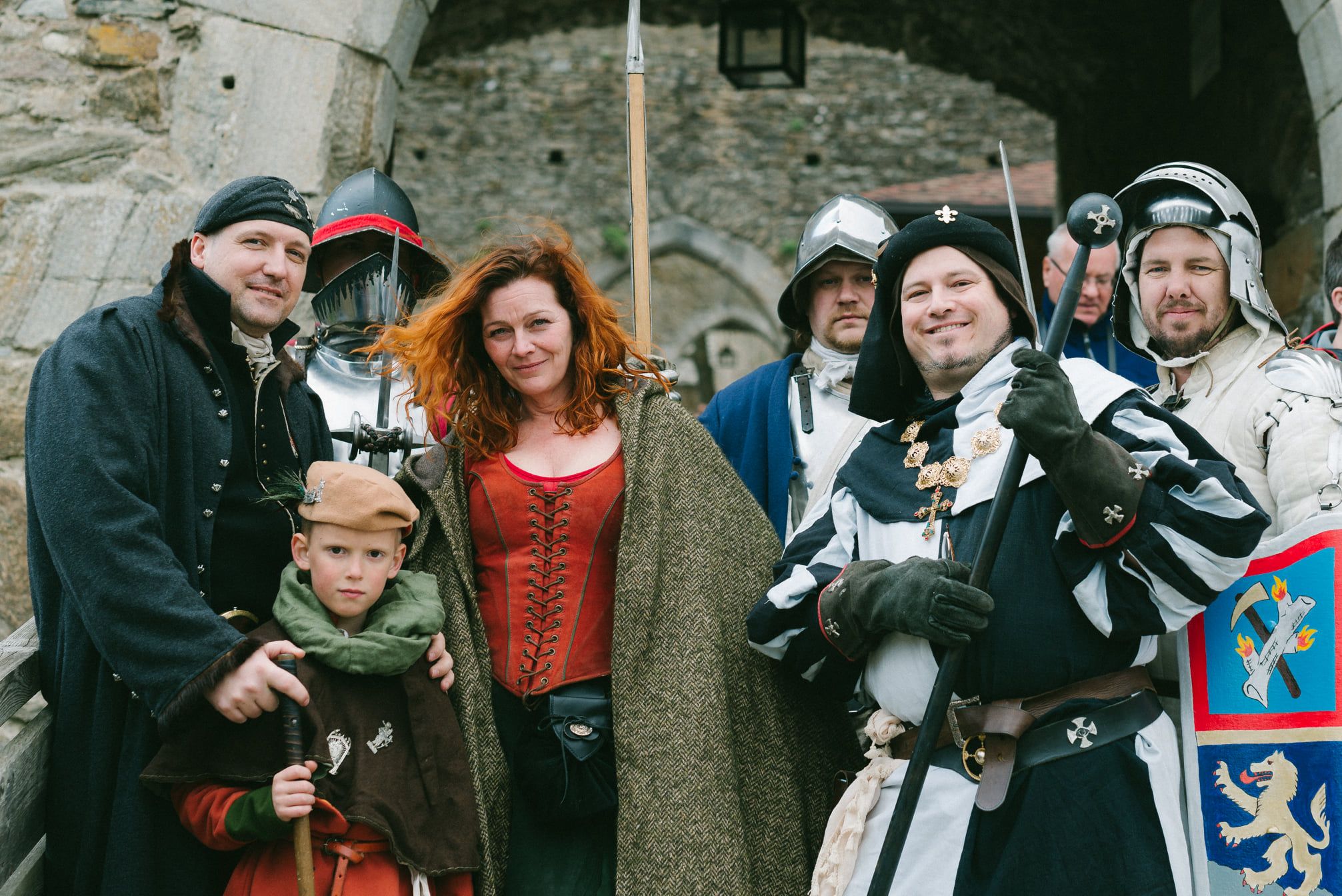 Tourismusmanagerin Christine Jäger und die Wölfe zu Dunkelstein freuen sich auf das Mittelalterfest.