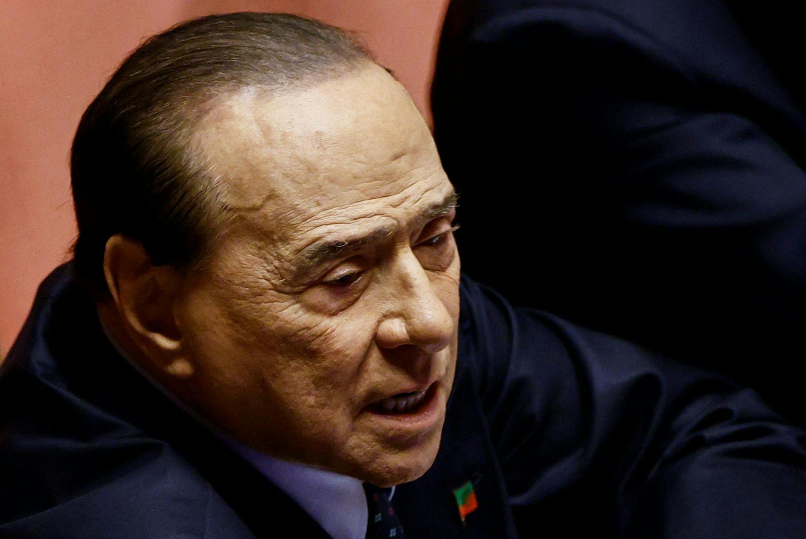 Silvio Berlusconi (hier auf einem Bild aus 2022) ist eine der schillerndsten Persönlichkeiten Italiens.