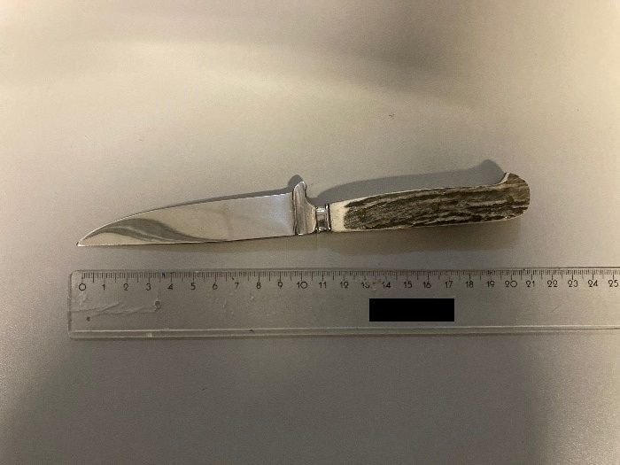Der Verdächtige konnte auf der A23 von Polizisten angehalten werden, zwei Messer wurden sichergestellt.