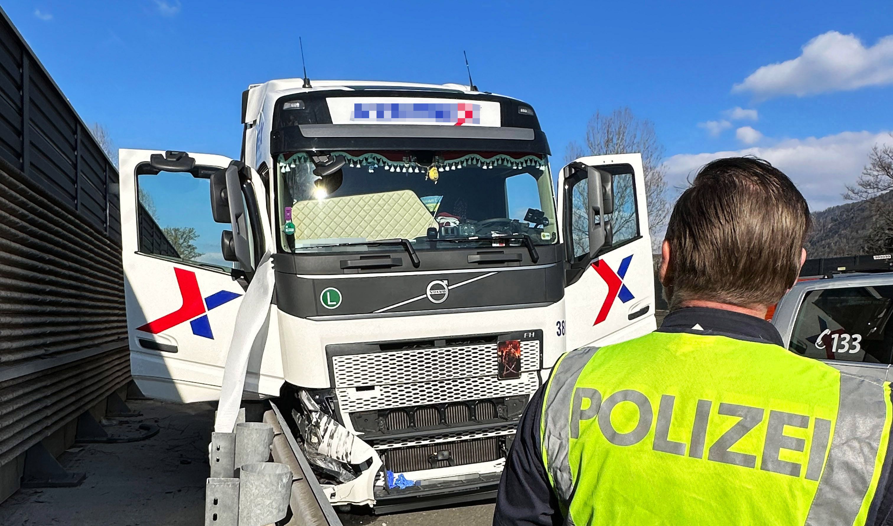 Am Dienstagnachmittag ereignete sich auf der A12, kurz vor der Ausfahrt Kramsach, ein schrecklicher Unfall.