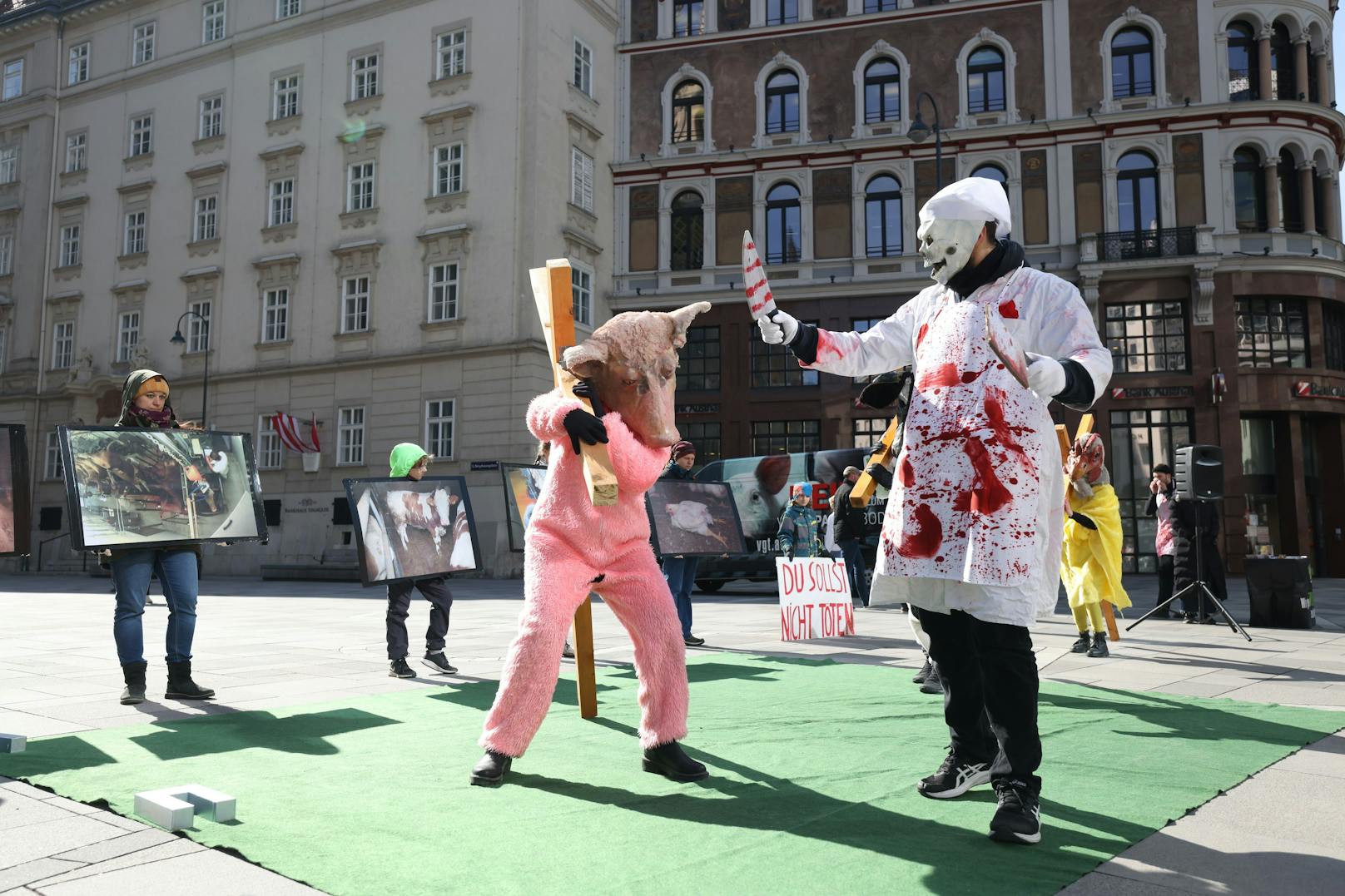 Die Tierfabrikstiere mussten einen Kreuzweg entlang marschieren...