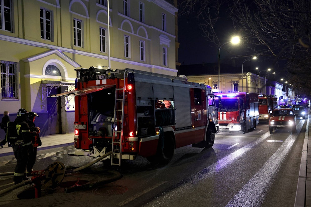 Feuerwehrkräfte im Einsatz vor dem Verteidigungsministerium in Moskau am 5. April 2023.