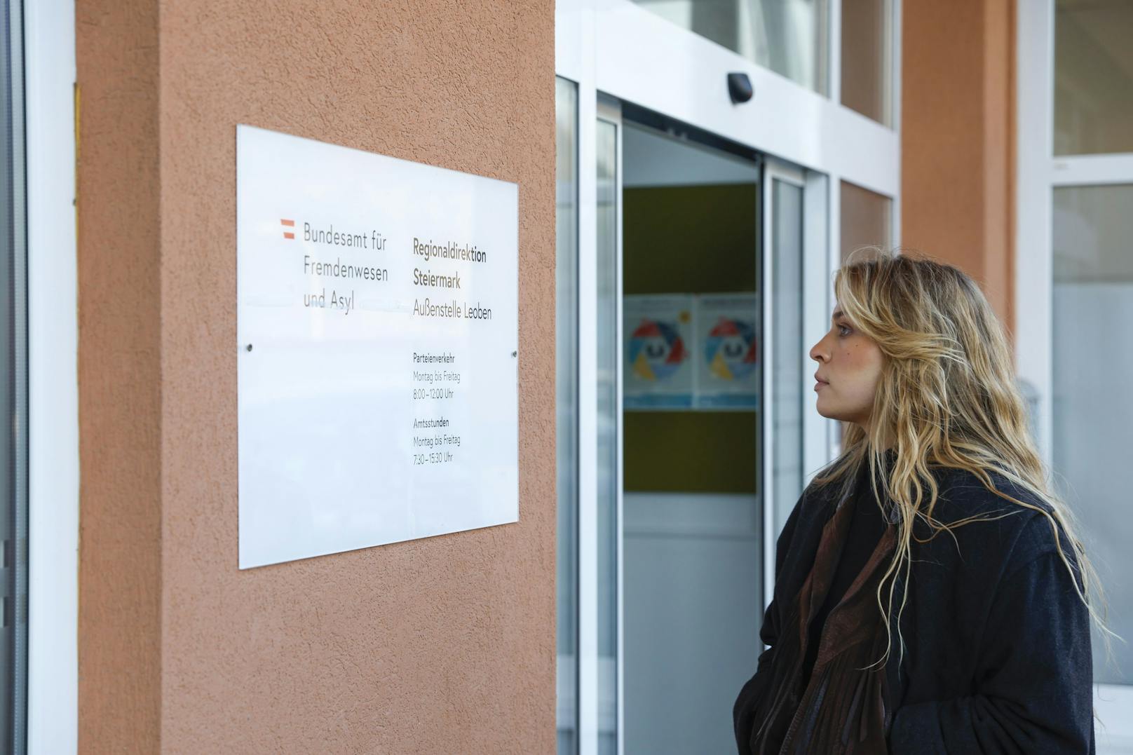 "Klima-Shakira" Anja Windl von der Letzten Generation musste am&nbsp;6. April 2023 zur Einvernahme ins Bundesamt für Fremdenwesen und Asyl in Leoben. Ihr droht Landesverbot.